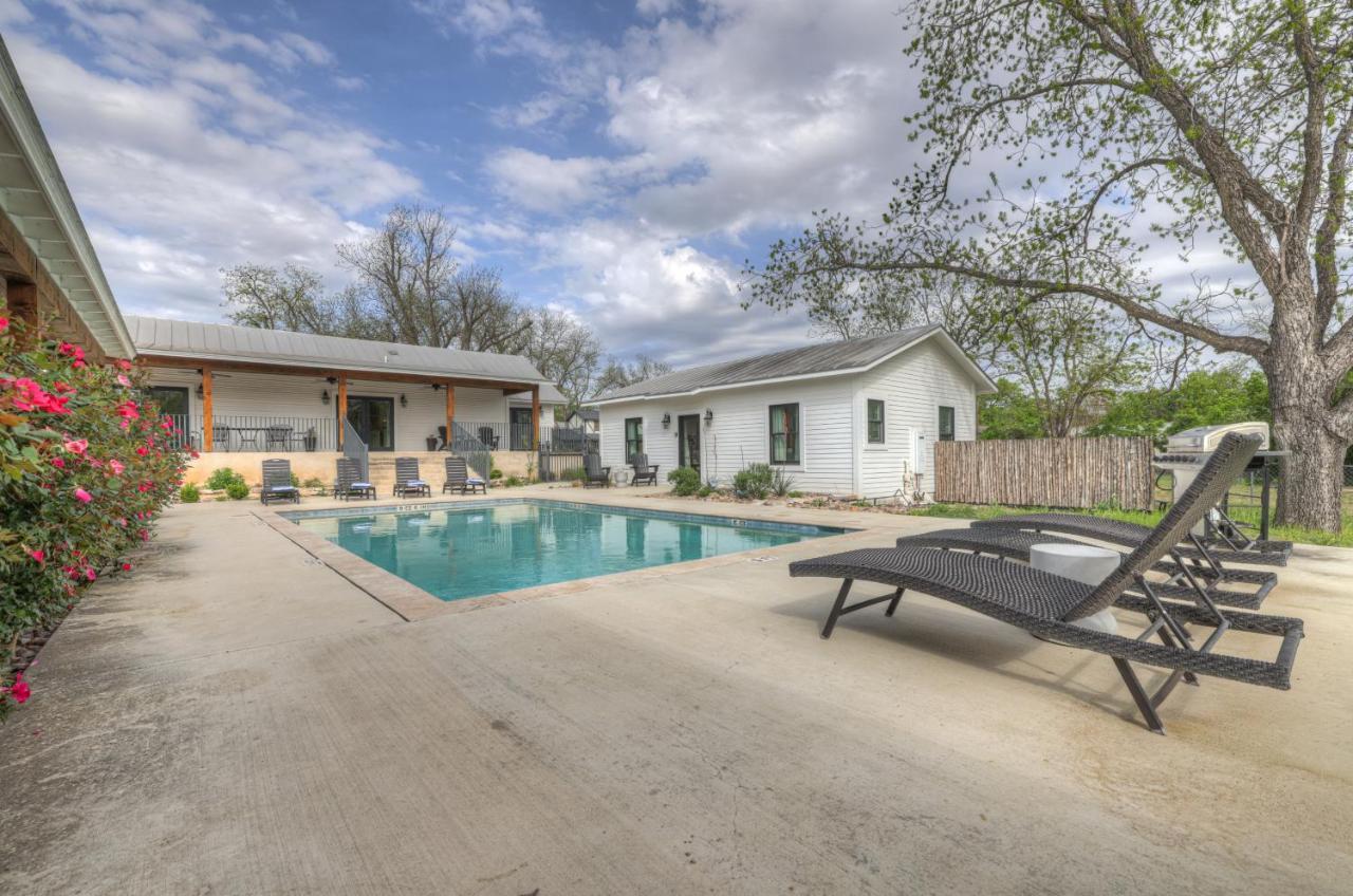 Schubert Inn Cottage - Pool - Walk To Main St Fredericksburg Exterior photo