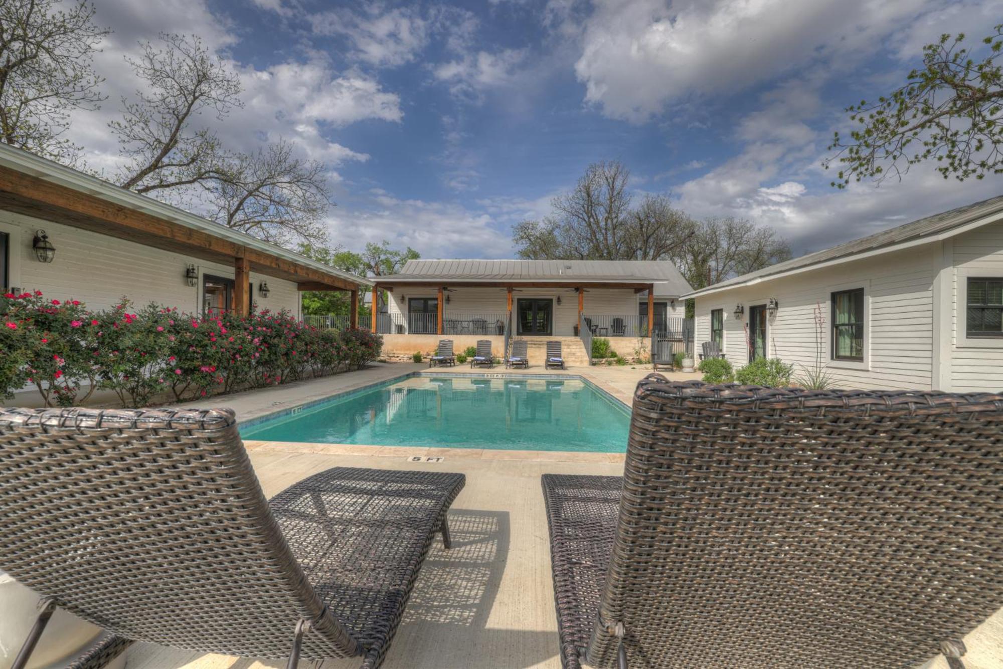 Schubert Inn Cottage - Pool - Walk To Main St Fredericksburg Exterior photo